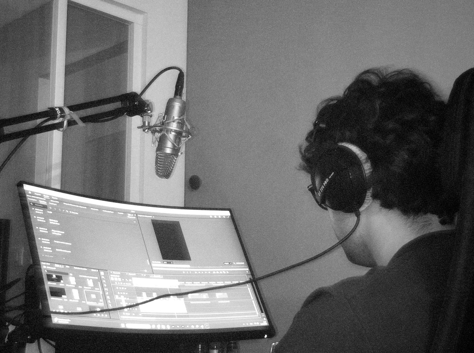 Dans l'atelier de Studio Grisaille : micro, casque et écran de montage