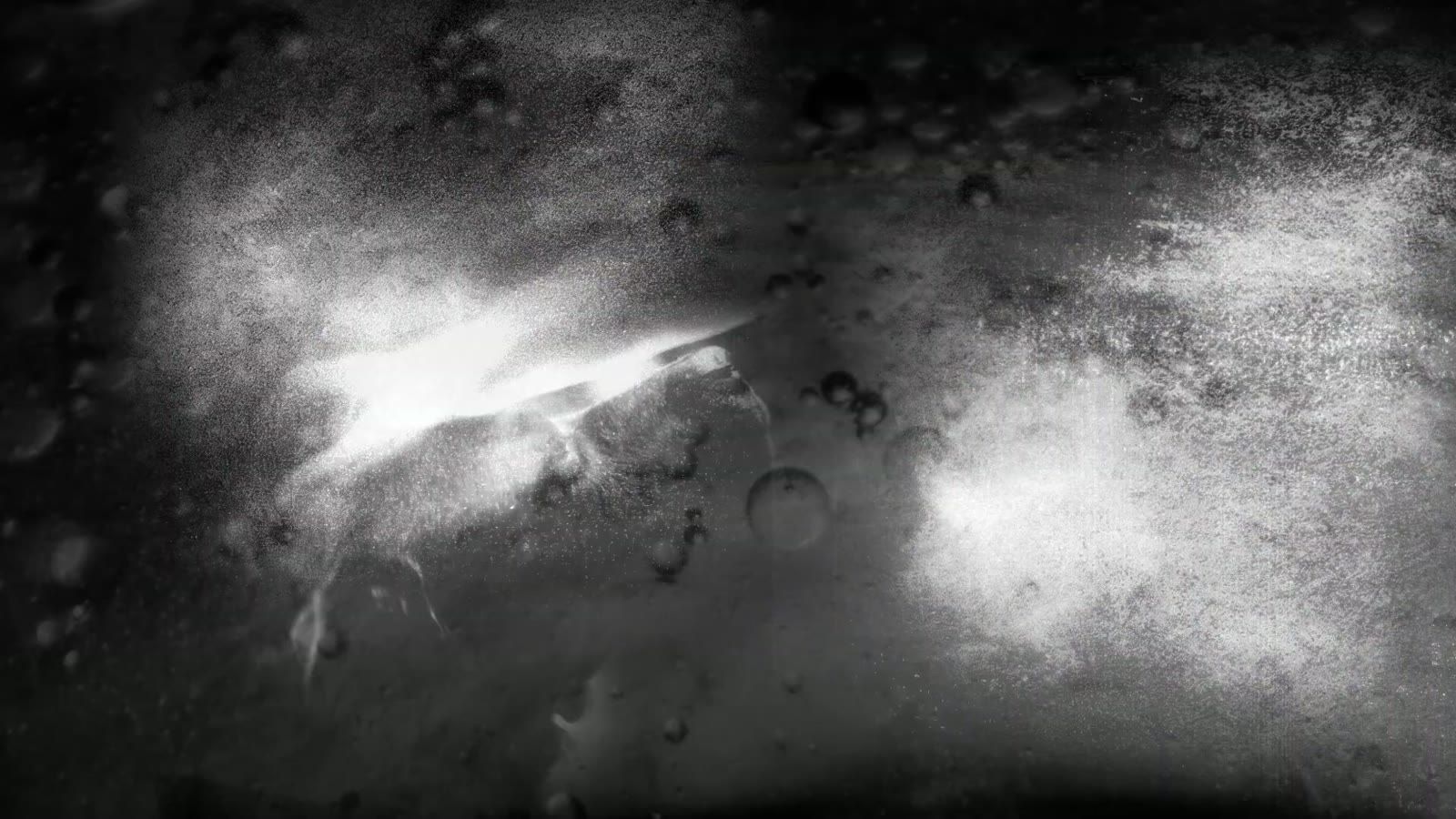 Image du générique Chien et Chevalier : double exposition en noir et blanc, touches de cyan