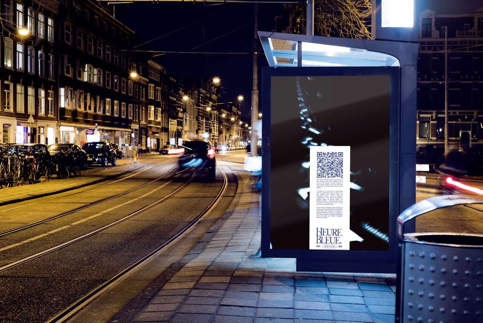 Affiche Heure Bleue sur un abribus la nuit, identité de marque du club de jazz à Bordeaux