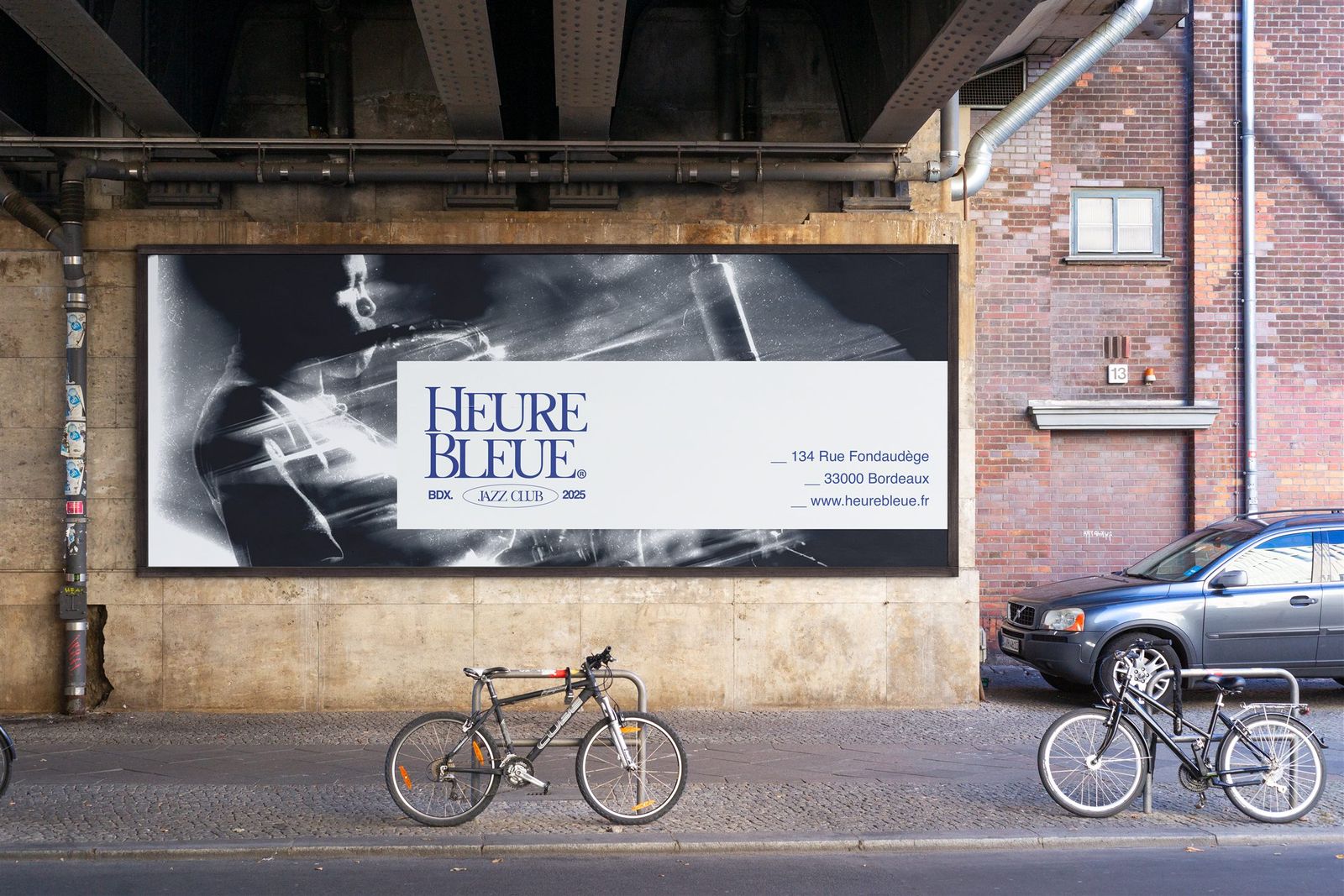 Affiche du club de jazz Heure Bleue collée dans une rue de Bordeaux